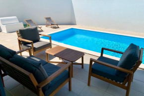 New and modern 3 bedroom Villa with private heated pool near Nazaré